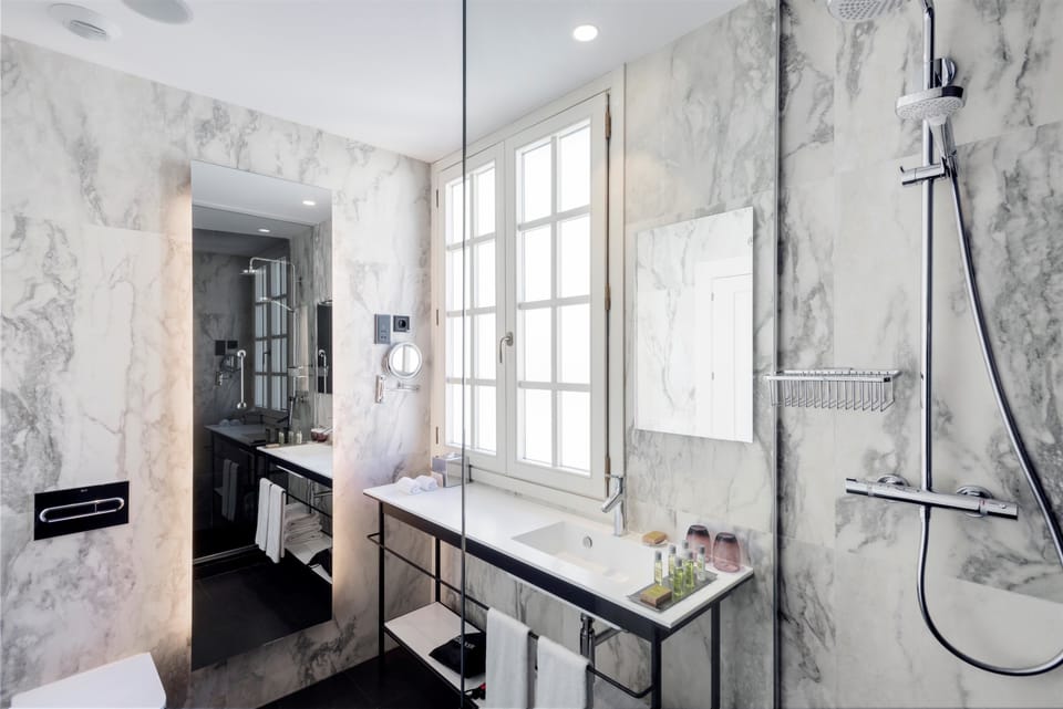 Room, 1 Queen Bed | Bathroom | Free toiletries, hair dryer, slippers, towels