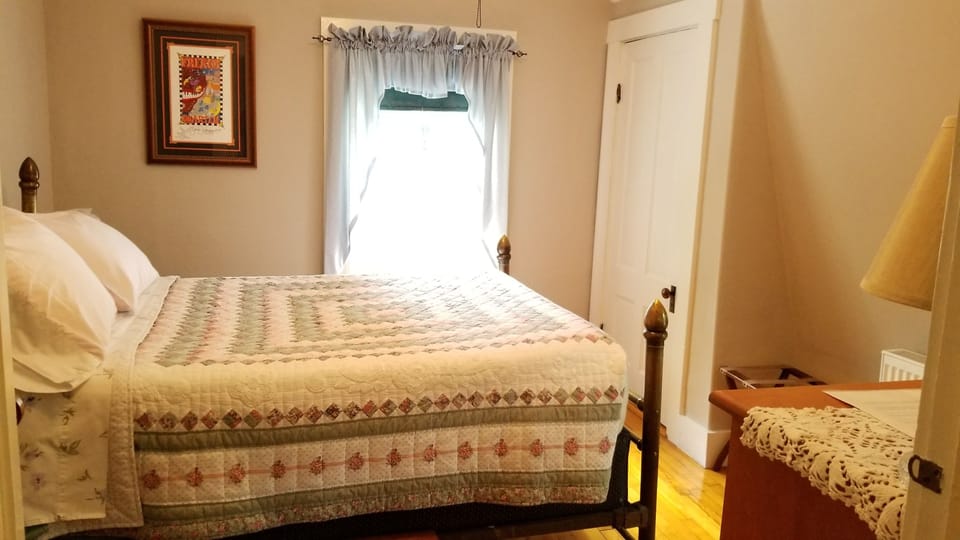 Room, 1 Queen Bed | Free WiFi