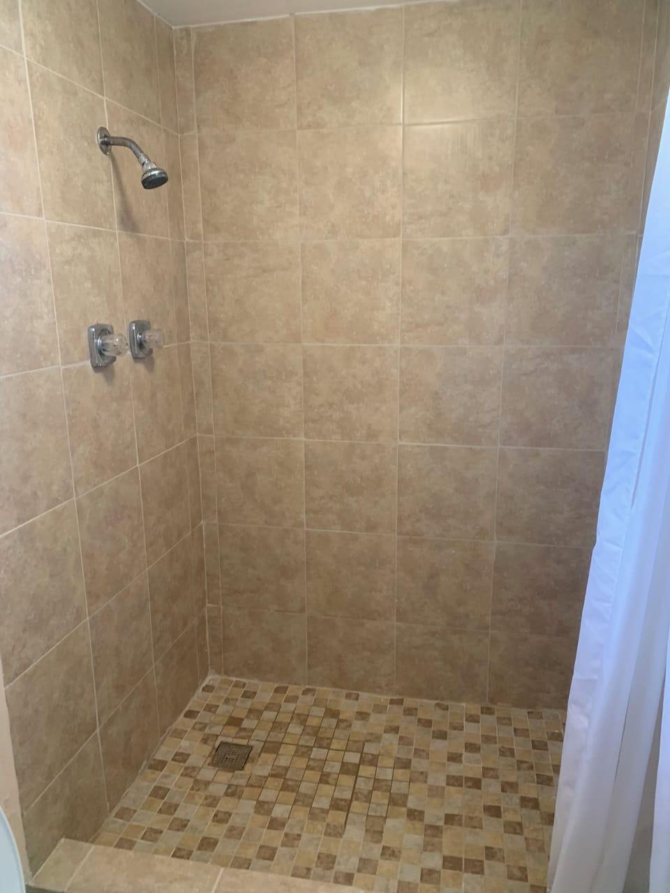 Room, 1 Queen Bed | Bathroom | Free toiletries, towels