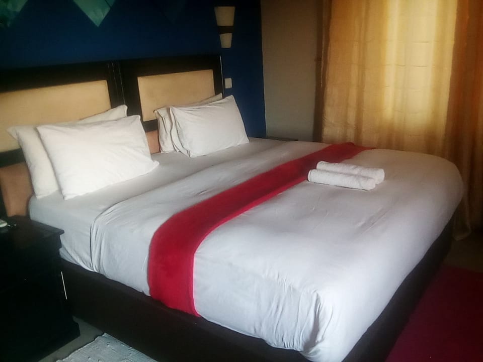 Desk, rollaway beds, free WiFi