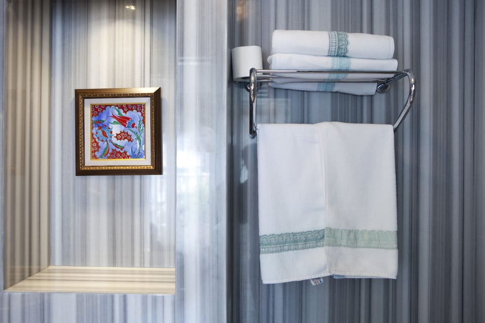 Penthouse (Balcony, Partial Sea View) | Bathroom amenities | Shower, free toiletries, hair dryer, slippers
