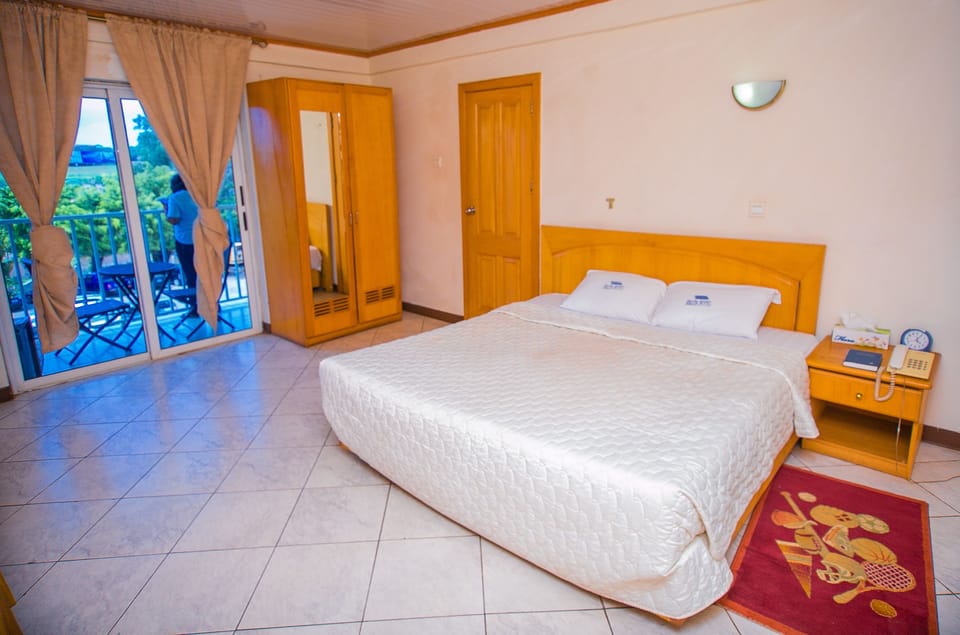 1 bedroom, desk, WiFi (free)