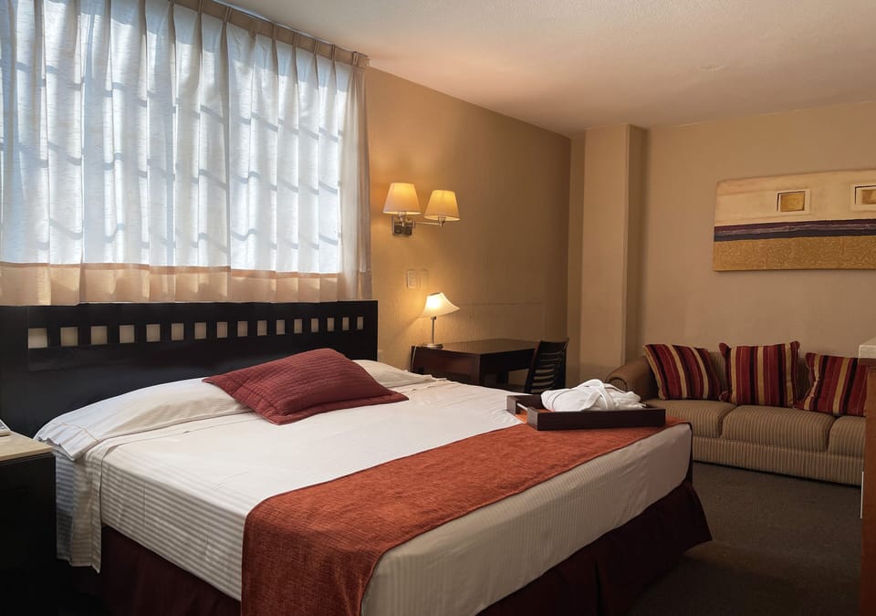 Junior Room | Down comforters, in-room safe, laptop workspace, free cribs/infant beds