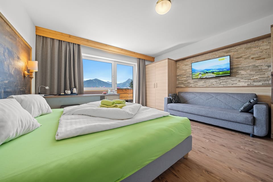 Double Room | In-room safe, desk, free cribs/infant beds, free WiFi