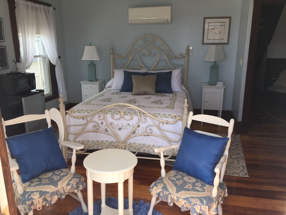 Deluxe Room, 1 Queen Bed, Shared Bathroom, Ocean View | Premium bedding, individually decorated, individually furnished