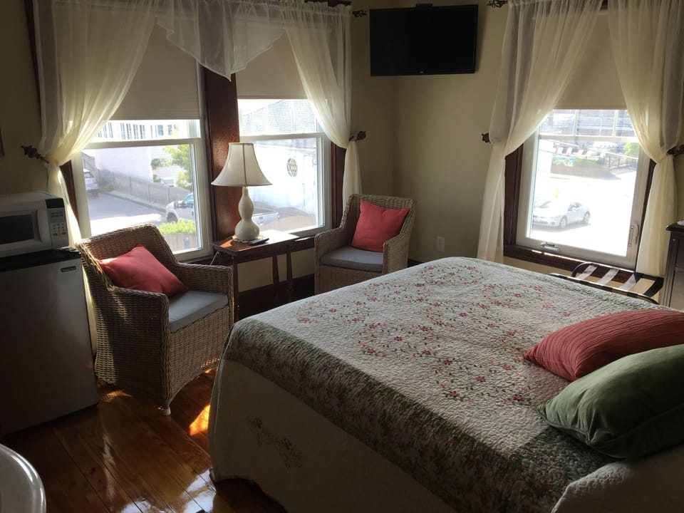 Standard Single Room, 1 Queen Bed, Shared Bathroom | Premium bedding, individually decorated, individually furnished