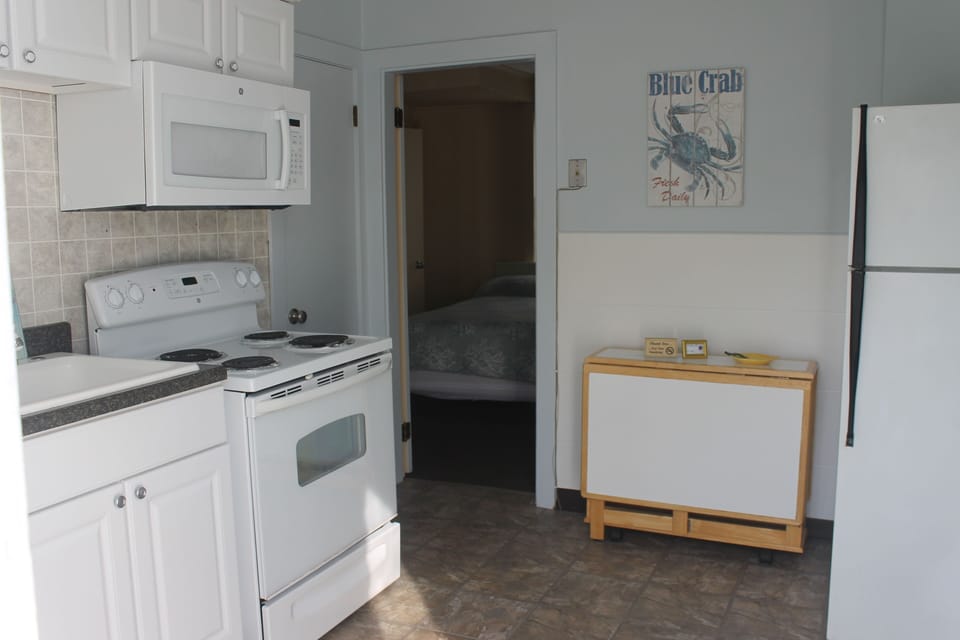 Apartment #6 - 1 bedroom, full kitchen, 2 baths, enclosed front porch, 1st floor | In-room safe, free WiFi, bed sheets