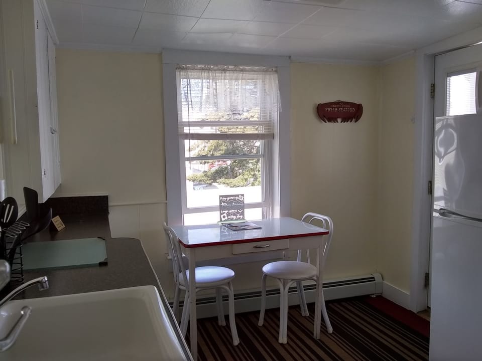 Apartment #3 - 1 bedroom, full kitchen, private deck, 2nd floor | Room amenity
