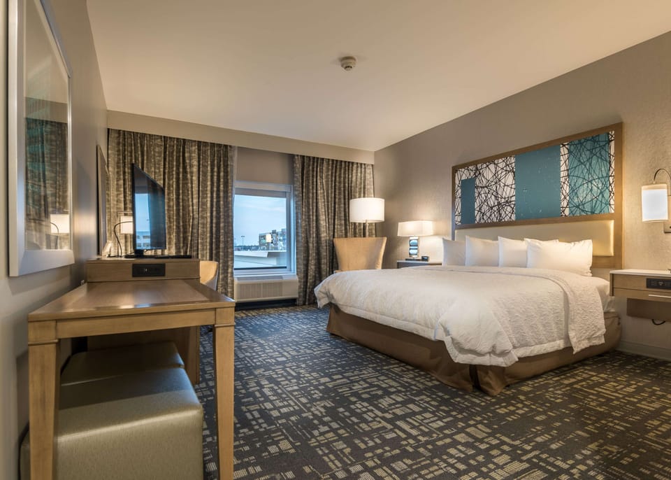 Premium bedding, in-room safe, desk, free cribs/infant beds