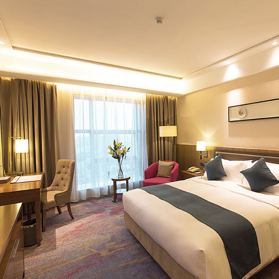 Deluxe King Room | In-room safe, desk, soundproofing, WiFi (free)
