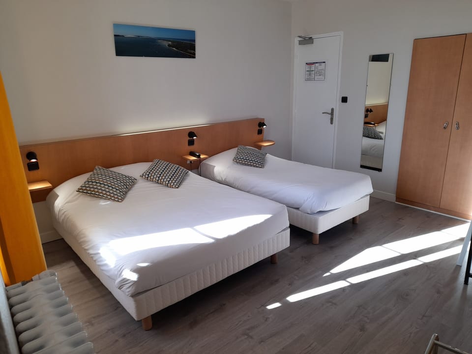 Triple Room | Desk, soundproofing, iron/ironing board, free WiFi