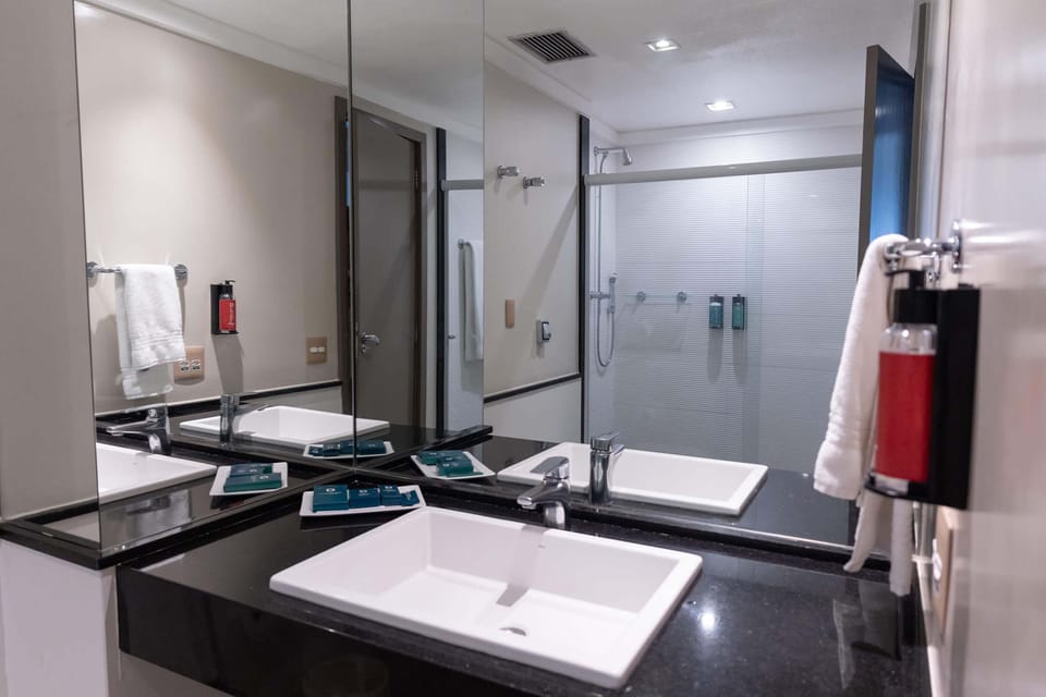 Luxo Superior Casal | Bathroom | Shower, rainfall showerhead, free toiletries, hair dryer