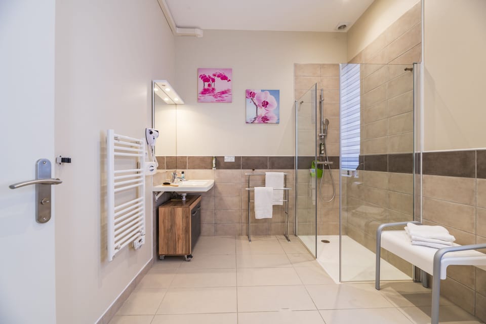 Standard Double or Twin Room, City View | Bathroom | Hair dryer, towels
