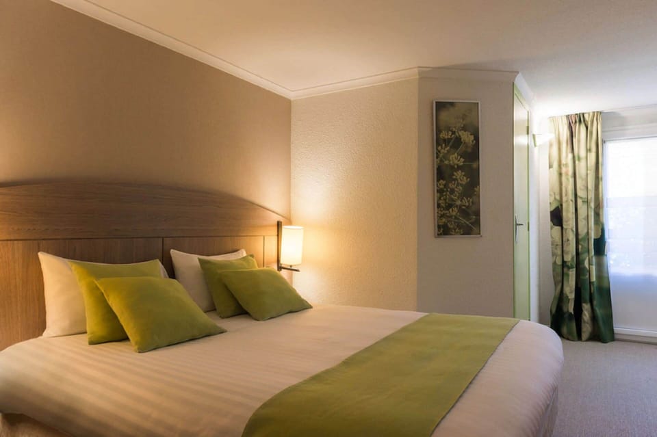 Desk, free cribs/infant beds, free WiFi, bed sheets