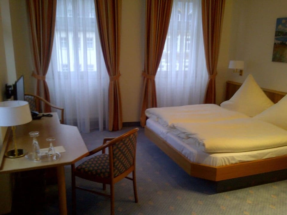 Minibar, in-room safe, desk, cribs (free)