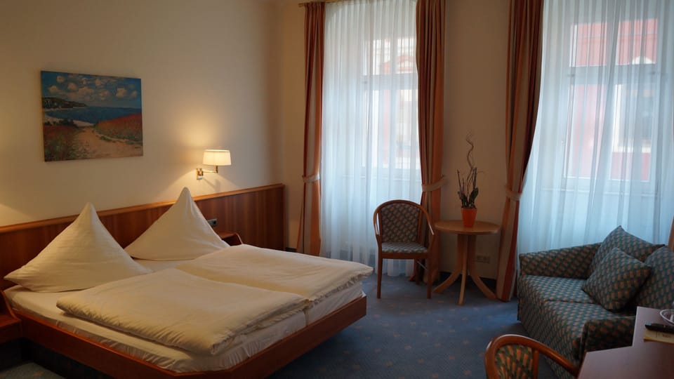 Minibar, in-room safe, desk, cribs (free)