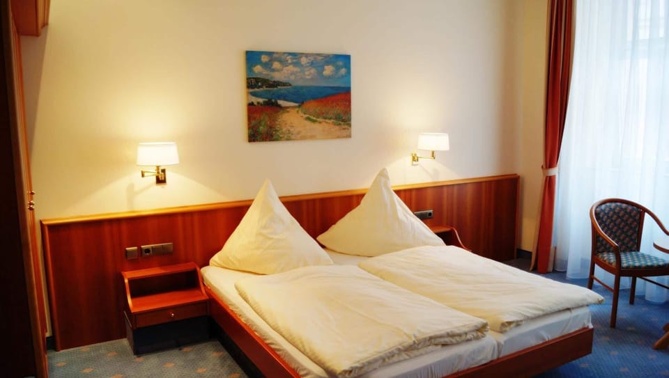 Minibar, in-room safe, desk, cribs (free)