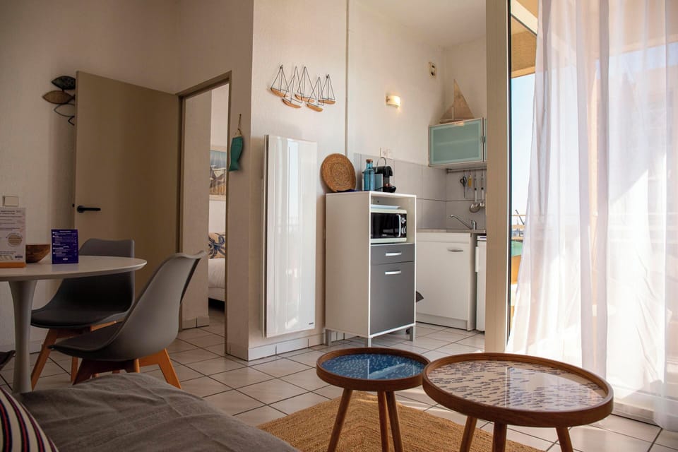 Standard Apartment | Private kitchen | Coffee/tea maker, electric kettle