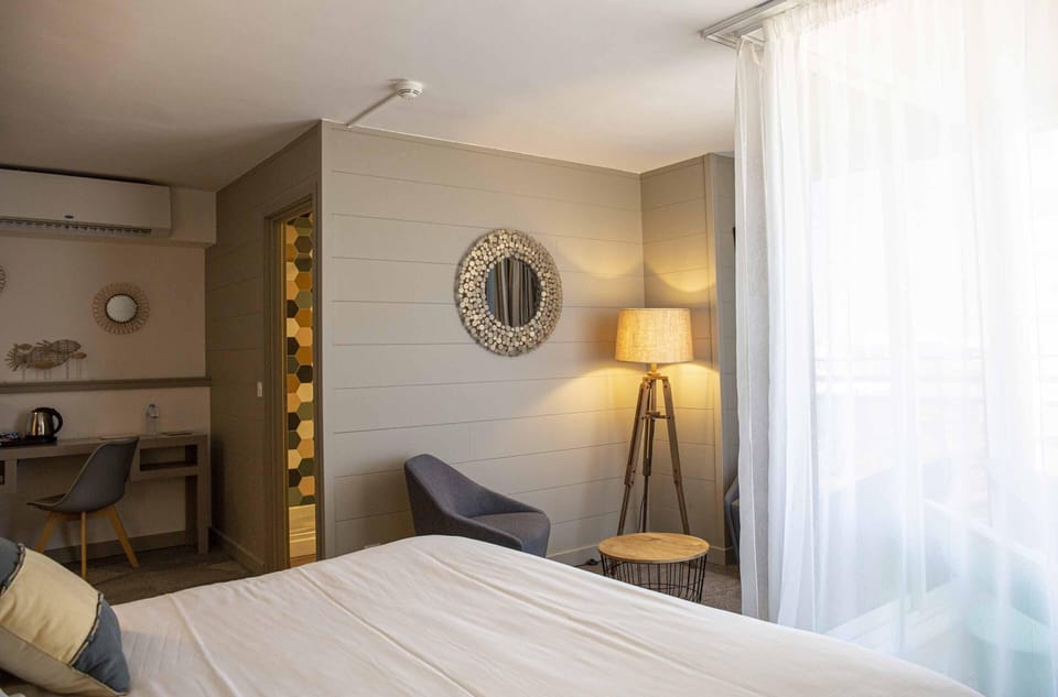 Junior Suite, Partial Sea View | Premium bedding, in-room safe, desk, free WiFi