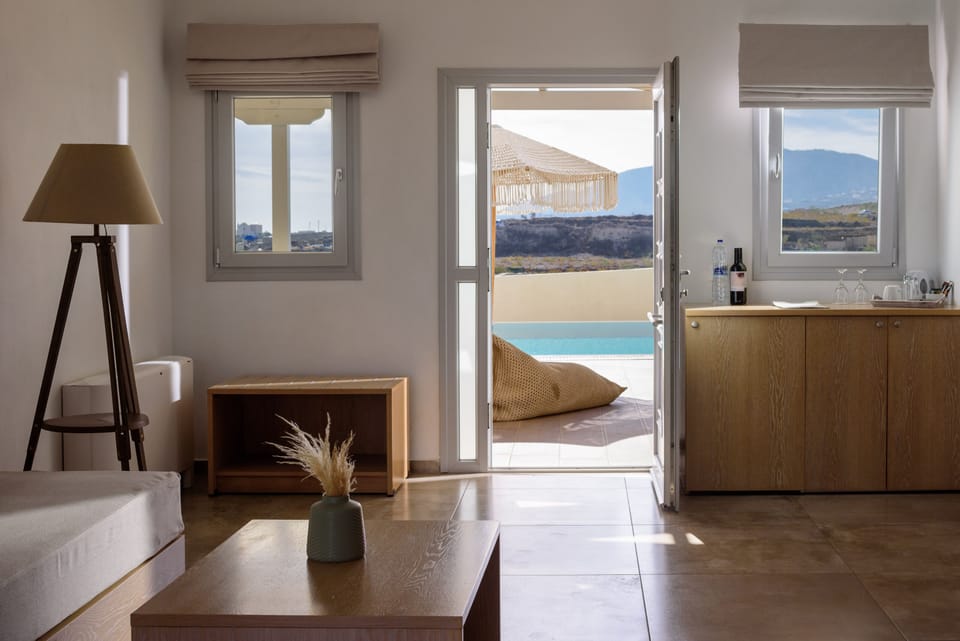 Superior Suite | Living area | 32-inch flat-screen TV with satellite channels, TV