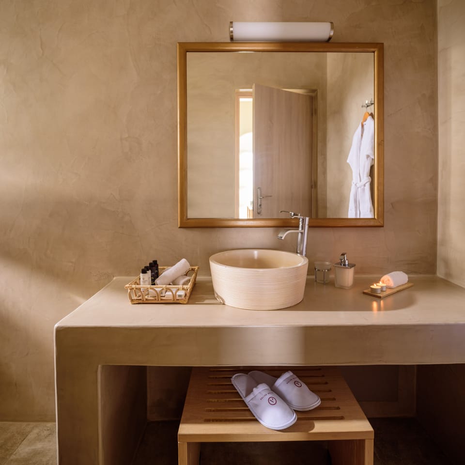 Shower, rainfall showerhead, free toiletries, hair dryer
