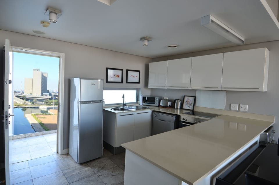 Deluxe Apartment, Canal View | Private kitchen | Fridge, microwave, oven, stovetop