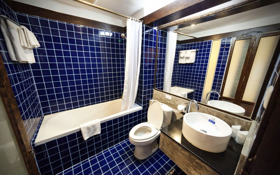 Superior Garden  | Bathroom | Combined shower/tub, free toiletries, slippers, towels