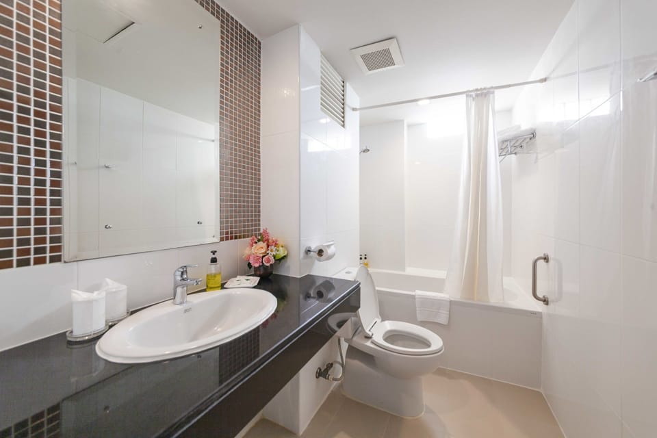Executive Deluxe, 1 King Bed | Bathroom | Combined shower/tub, free toiletries, slippers, towels