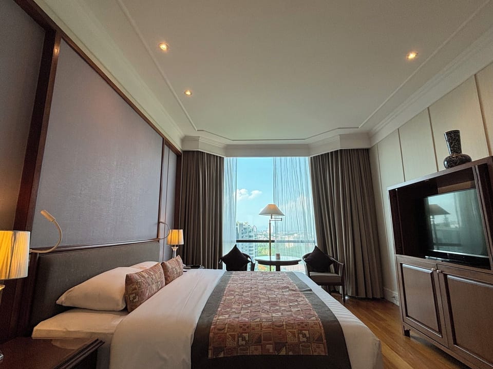 Executive Suite | Minibar, in-room safe, desk, free cribs/infant beds