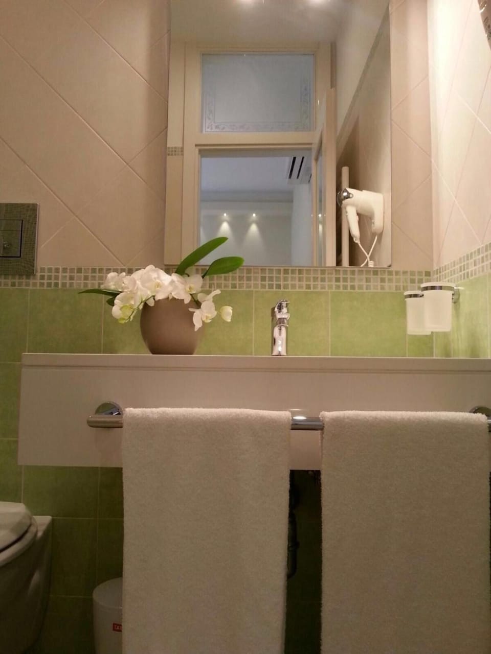 Shower, free toiletries, hair dryer, bidet