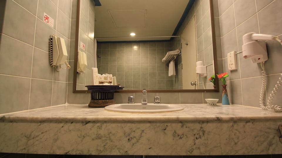 Deluxe Double Room | Bathroom | Combined shower/tub, deep soaking tub, free toiletries, towels
