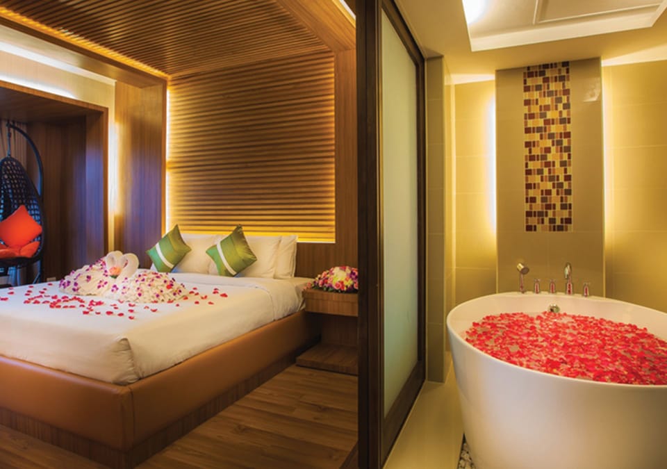 Premium Suite | In-room safe, desk, blackout drapes, free WiFi