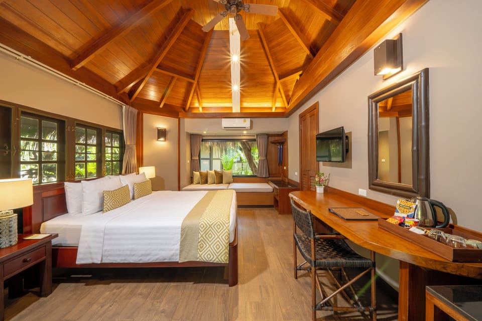 Superior Room | In-room safe, individually decorated, individually furnished, desk