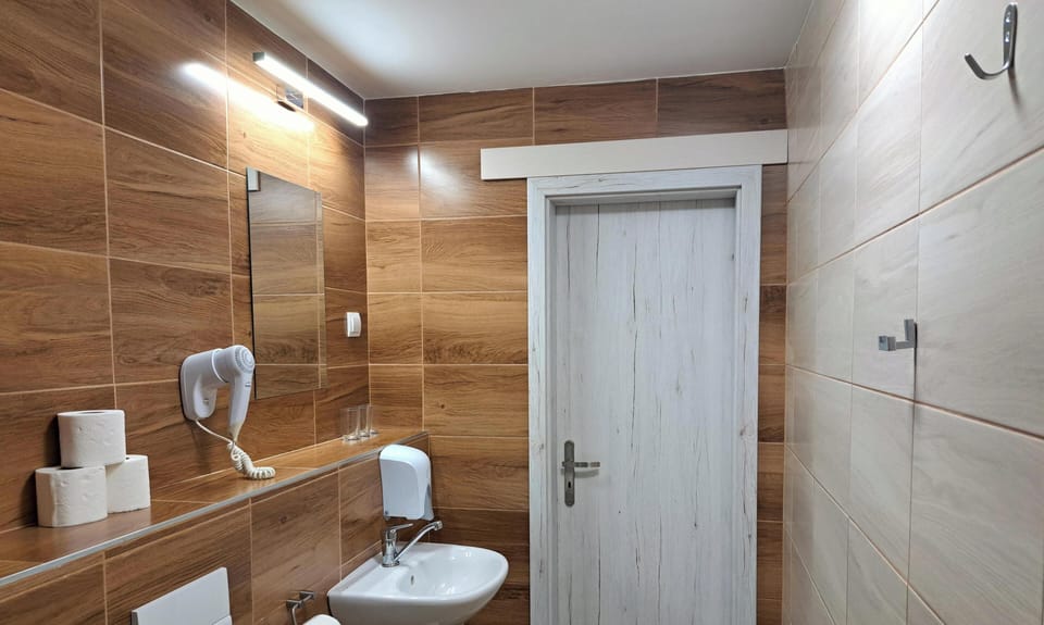 Triple Room | Bathroom | Shower, free toiletries, hair dryer, towels
