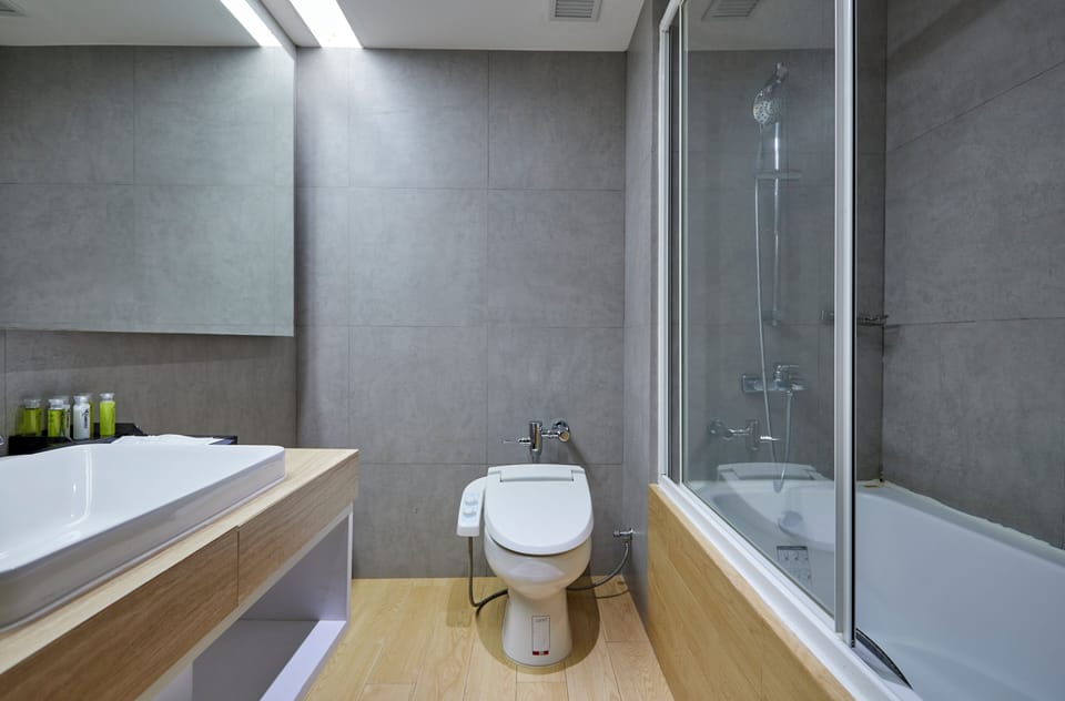Elegance Floor Room | Bathroom | Free toiletries, hair dryer, slippers, bidet