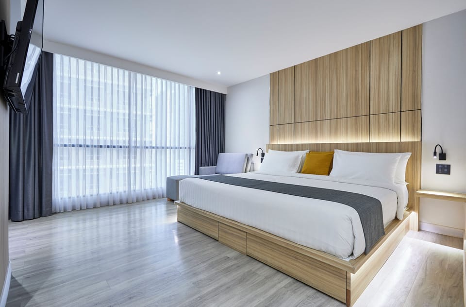 Elegance Floor Room | Minibar, in-room safe, desk, blackout drapes