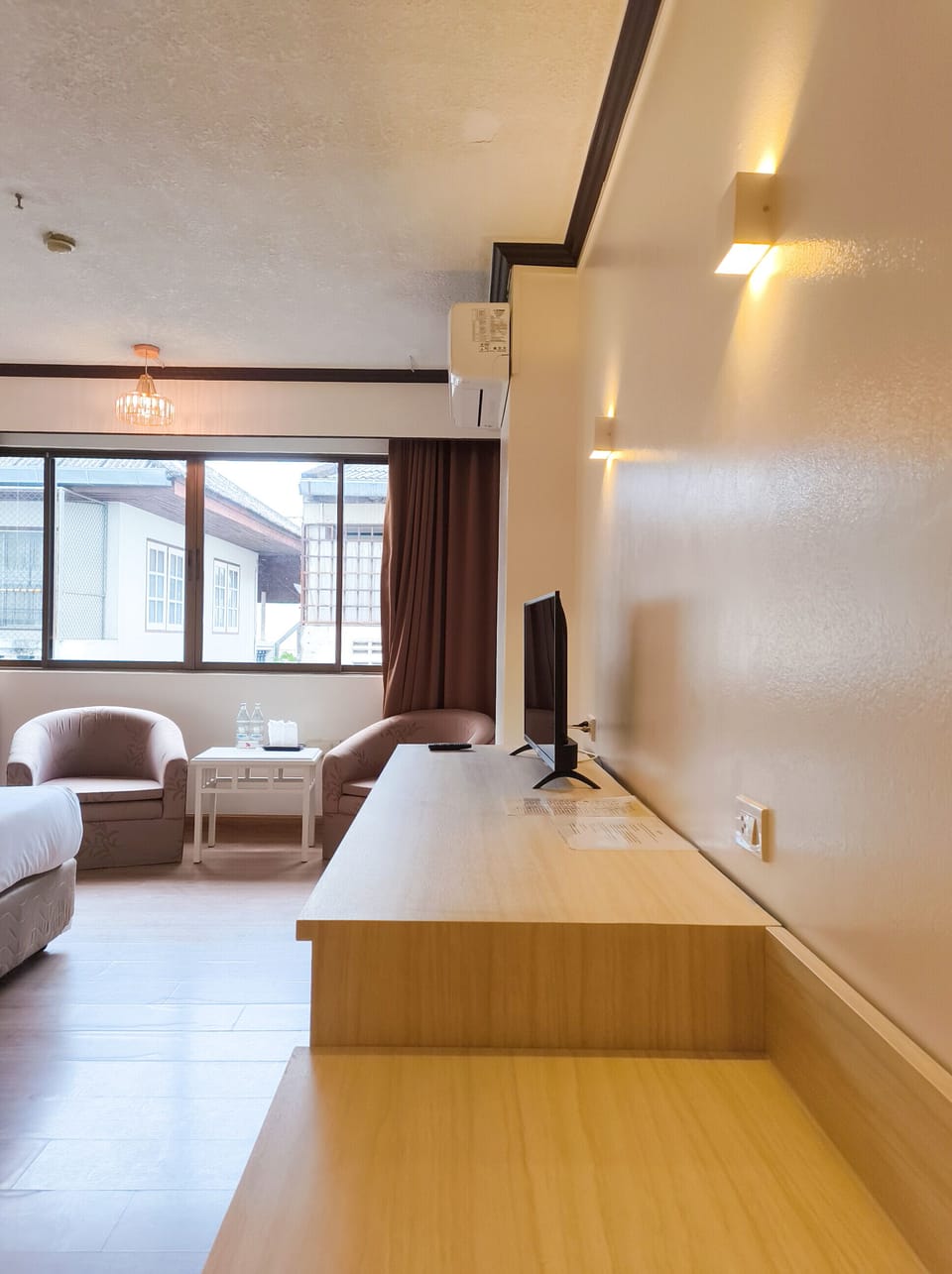 Premium bedding, desk, blackout drapes, free WiFi