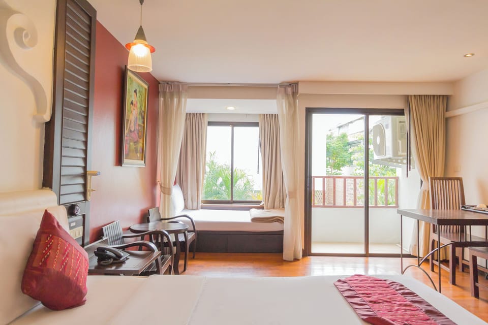 Boutique  | Premium bedding, desk, blackout drapes, free WiFi