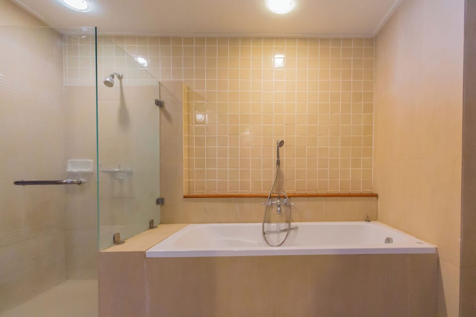 Boutique  | Bathroom | Shower, free toiletries, towels