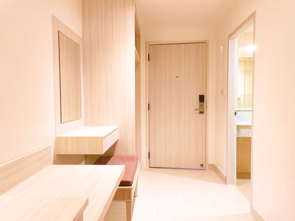 Premium bedding, desk, blackout drapes, free WiFi