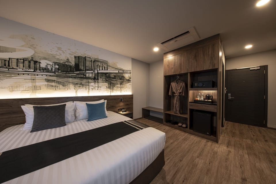 Deluxe Twin Room | In-room safe, desk, free WiFi, bed sheets