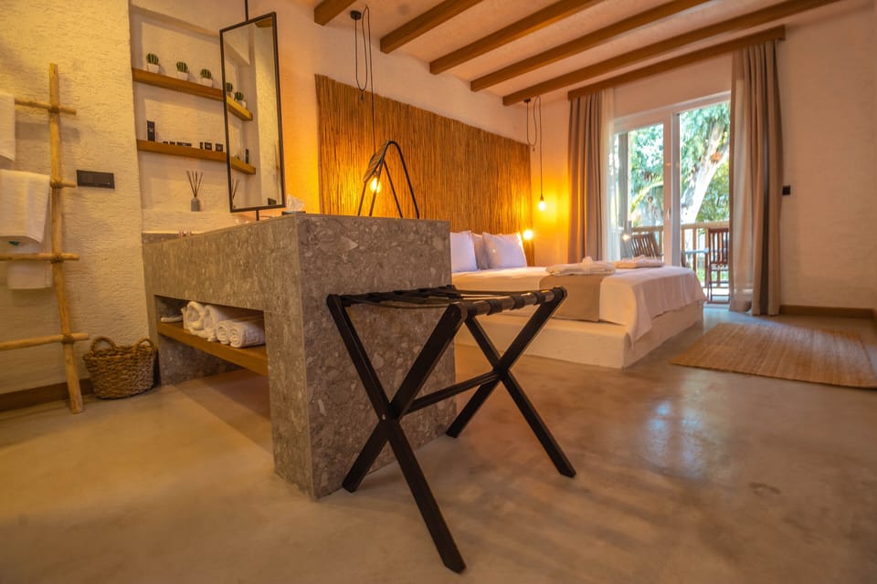 Standard Queen Room | Minibar, in-room safe, free WiFi, bed sheets