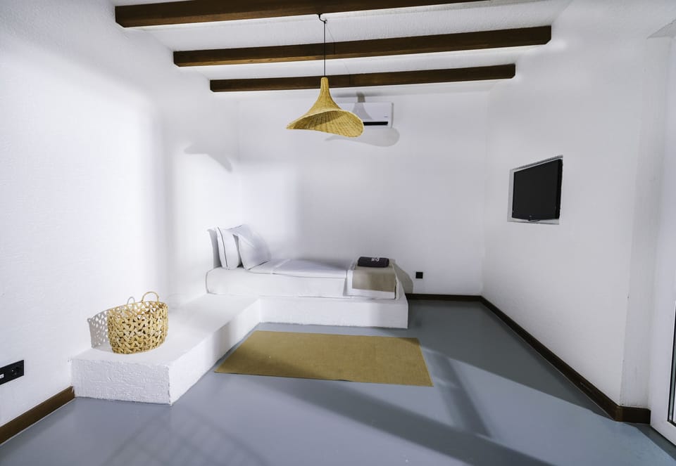 Queen suite | Minibar, in-room safe, free WiFi, bed sheets