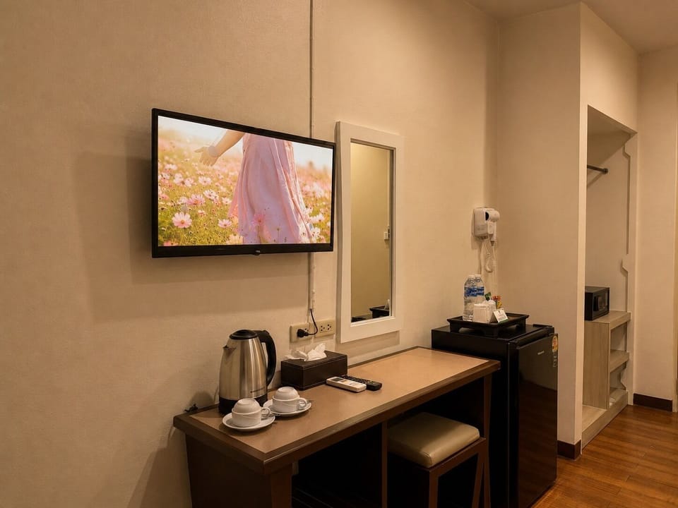 Standard Room, 1 Bedroom | Minibar, in-room safe, desk, free WiFi