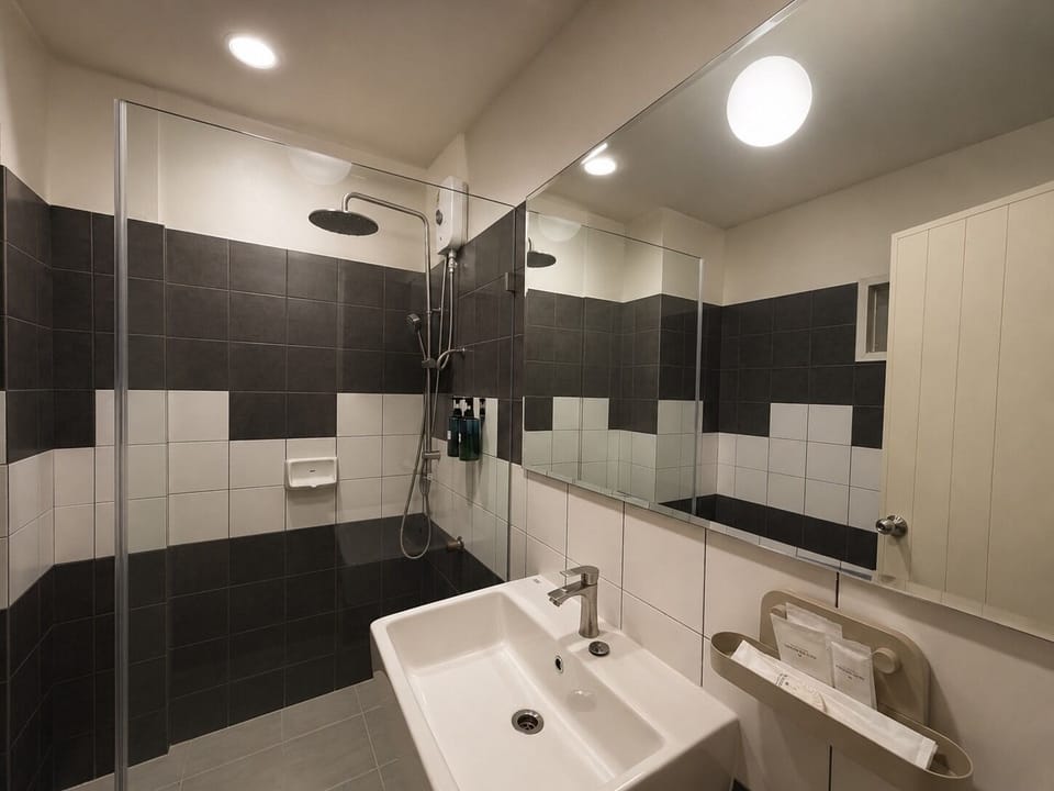 Standard Room, 1 Bedroom | Bathroom | Combined shower/tub, rainfall showerhead, free toiletries, hair dryer