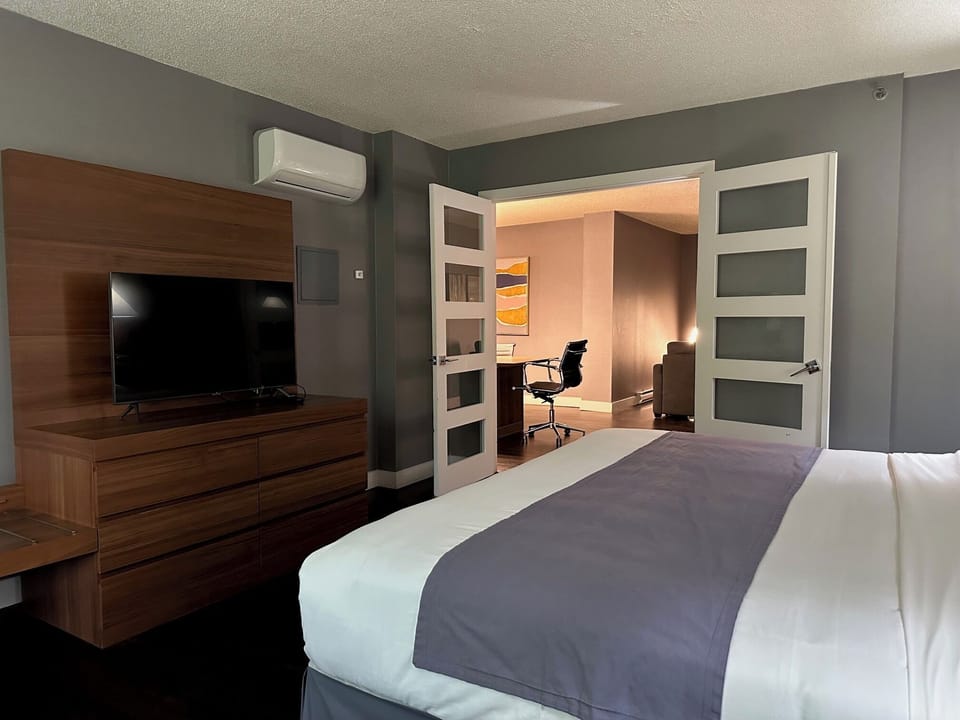 Executive Queen Suite - Non Smoking | Desk, iron/ironing board, free WiFi, bed sheets