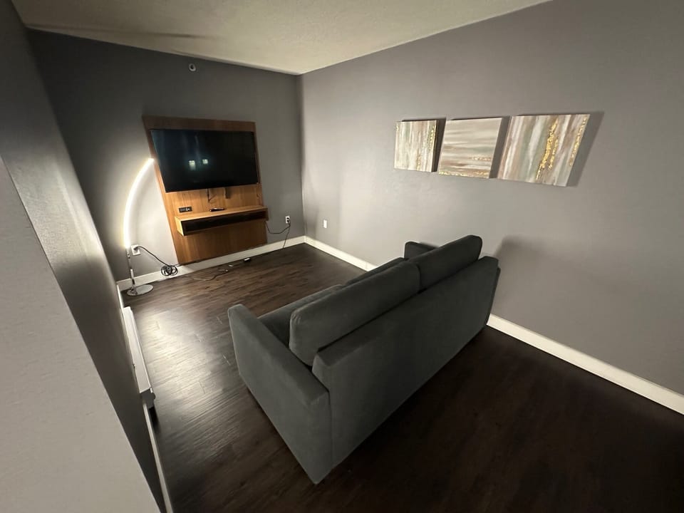 Executive Queen Suite - Non Smoking | Desk, iron/ironing board, free WiFi, bed sheets