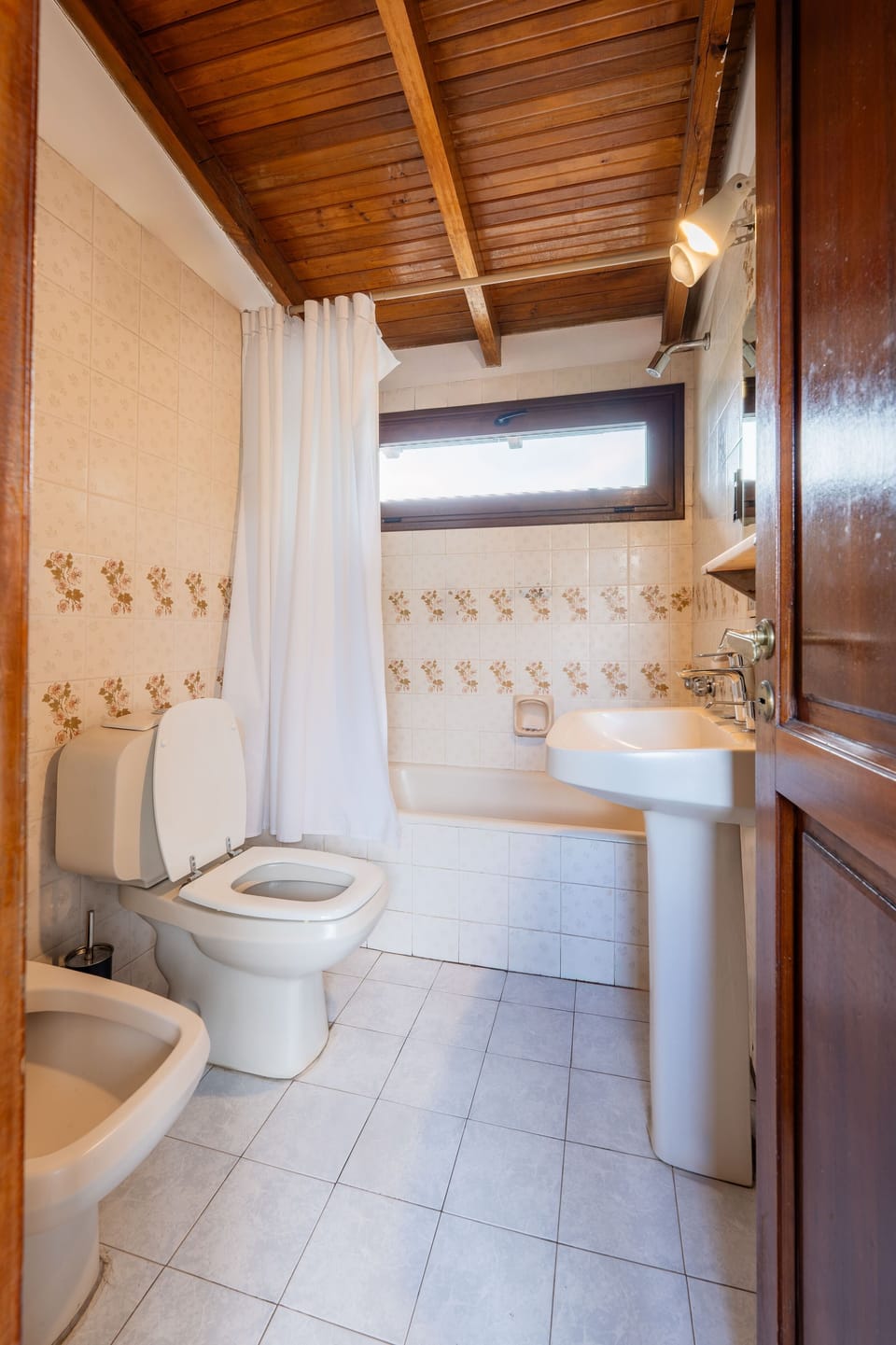 Classic Penthouse | Bathroom | Rainfall showerhead, hair dryer, towels, soap