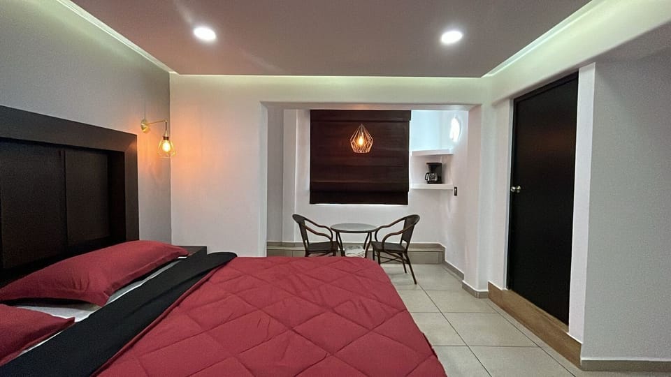 Business Room, 1 King Bed | Iron/ironing board, free WiFi, bed sheets
