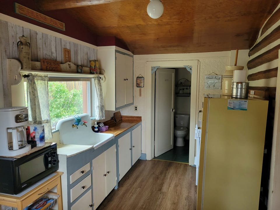 Farmhouse Cabin (Pet Friendly) | Private kitchen | Coffee/tea maker, microwave, toaster
